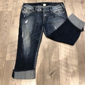 Crop Jeans. Low to mid rise.